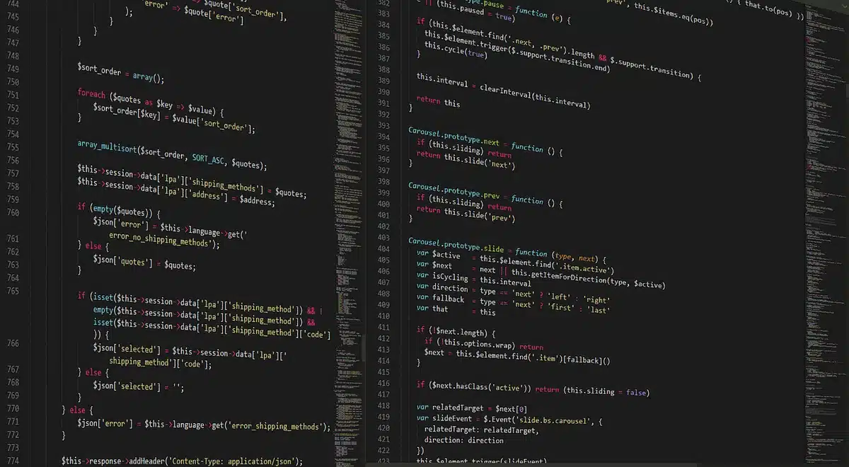 Estudiante programando en un portátil con gráficos de datos sanitarios en pantalla