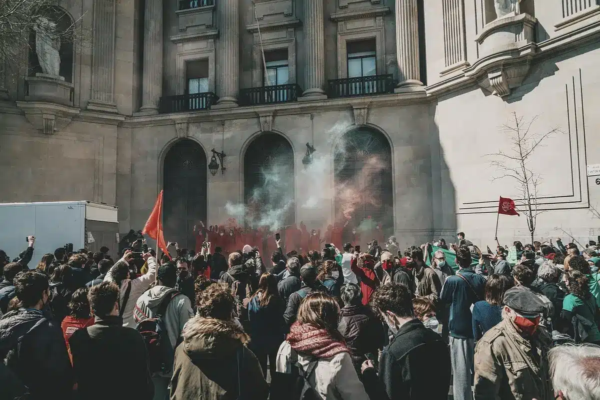 Manifestación frente a la sede de Ubisoft en la Avenida Diagonal