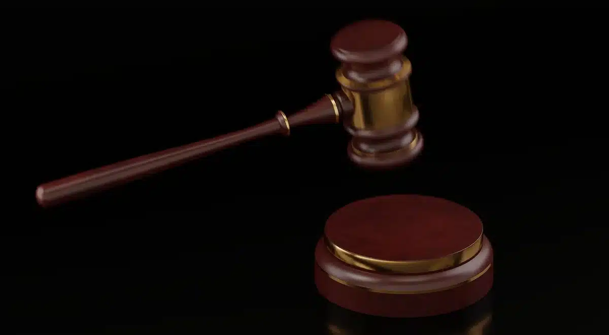 Sala judicial con documentos y mazo, simbolizando la sentencia sobre el despido