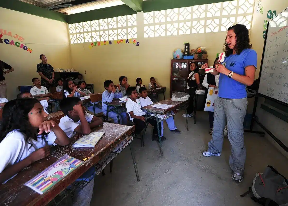 Profesor y padre conversando en una sala del centro educativo