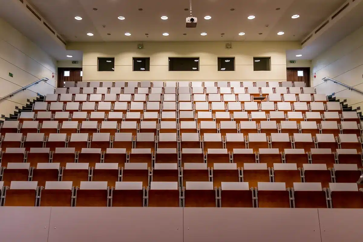 Aula y campus vacío que ilustra cambios en horarios y uso de espacios